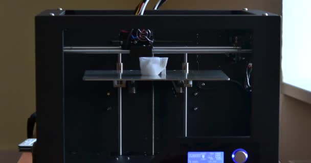 Objecten afgedrukt door 3d printer. Automatische driedimensionale 3D-printer — Stockvideo