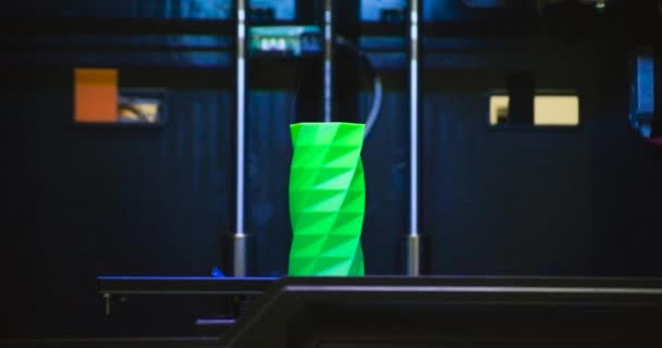 Der Objekt gedruckte 3D-Drucker auf blauem und schwarzem Hintergrund — Stockvideo