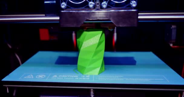 La impresora 3D funciona y crea un objeto a partir del plástico fundido en caliente — Vídeo de stock