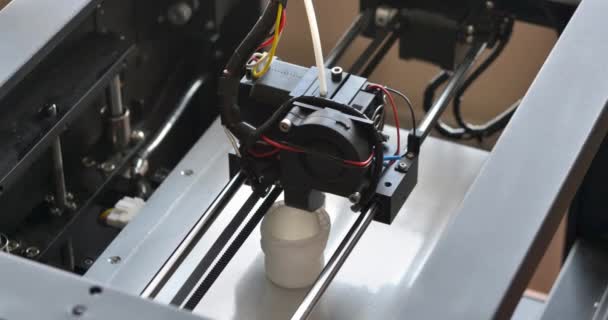 Objecten afgedrukt door 3d printer. Automatische driedimensionale 3D-printer — Stockvideo