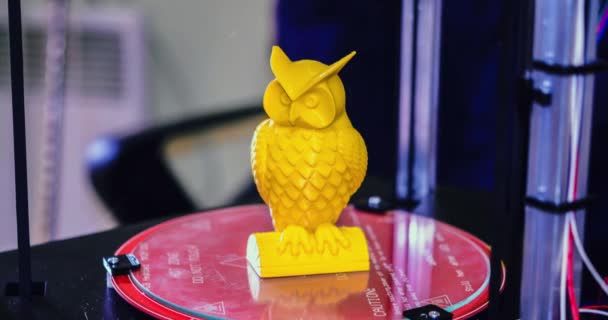 Impressão 3D moderna figura de impressão close-up. Automático tridimensional — Vídeo de Stock