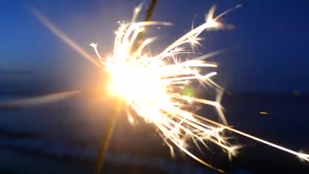 해질 녘에 황혼을 배경으로 불꽃을 튀기는 벵골 의화재 — 비디오