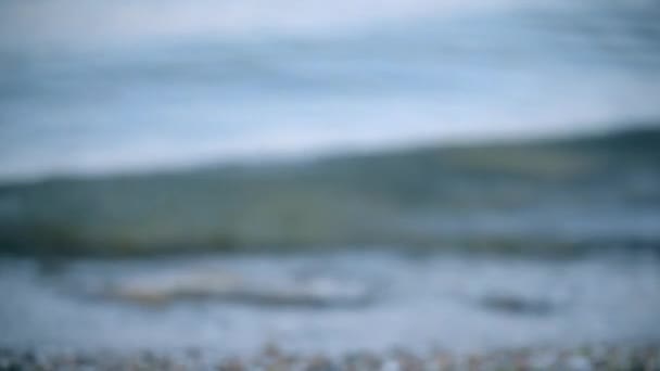 Pequeñas olas giran sobre la orilla del mar arenoso de cerca del océano — Vídeos de Stock