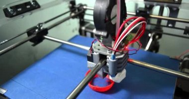 3D yazıcıyı kapat. 3B Yazıcı Nesne Turuncu Plastik Yazdırılıyor