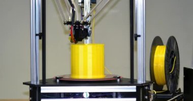 Modern 3D yazıcı yazıcı figürü yakın plan. Otomatik olarak üç boyutlu