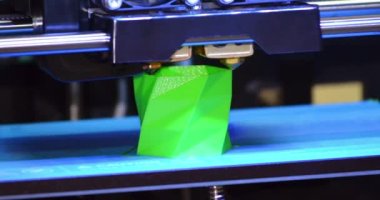 3D yazıcı çalışır ve sıcak erimiş plastikten bir nesne oluşturur