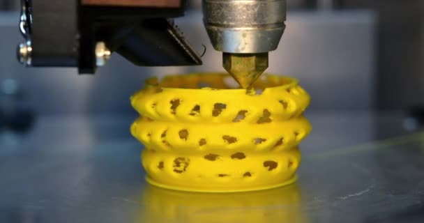 3D-skrivare skriva ut objekt gul form närbild. Modern teknik — Stockvideo