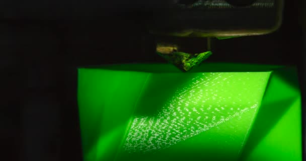 La impresora 3D funciona y crea un objeto a partir del primer plano de plástico fundido en caliente — Vídeo de stock