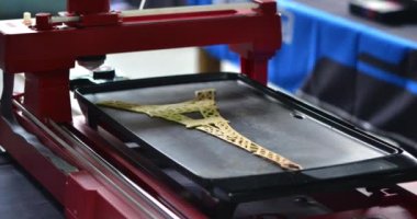 Sıvı hamur basan 3D yazıcı. 3D yazıcı krep yazdırıyor