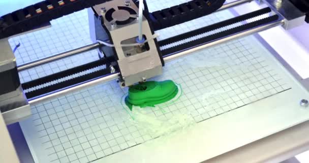 Stampante 3D stampa la forma di plastica fusa verde primo piano — Video Stock