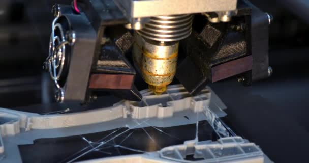 3D tiskárna vytiskne izolované objekty na zrcadlově reflexní povrch zblízka. — Stock video