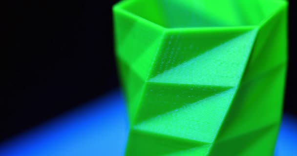 El objeto impreso impresora 3D en un fondo azul y negro — Vídeos de Stock