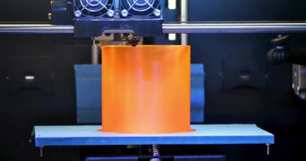 Stampante 3D stampa la forma di plastica fusa arancione primo piano. — Video Stock