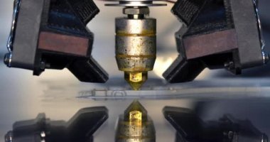 3D yazıcı yansıtıcı yüzeyde izole edilmiş nesneleri yakın çekimde yazdırır.