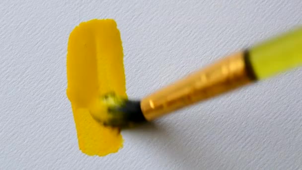 男画家用黄色水彩画画笔 — 图库视频影像
