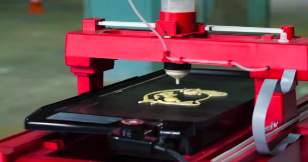 3D printer die een vloeibaar deeg print. 3D printer afdrukken pannenkoeken — Stockvideo