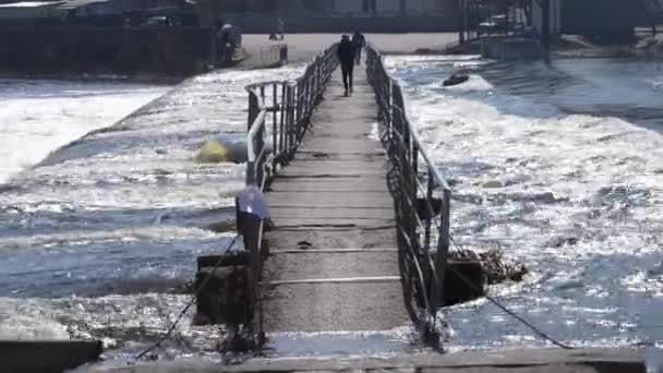 横跨河流的小水坝桥 — 图库视频影像