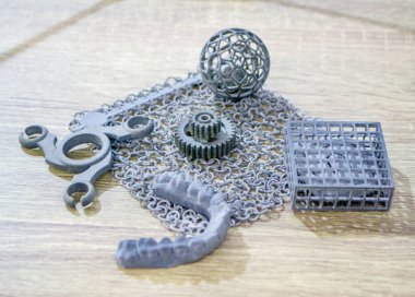 Podyum tozunun 3D yazıcısında yakın plan çekilmiş bir nesne. Termoplastik gri renkten üç boyutlu model. Hızlı prototip, baskı ürünleri. İlerici modern katkı teknolojisi