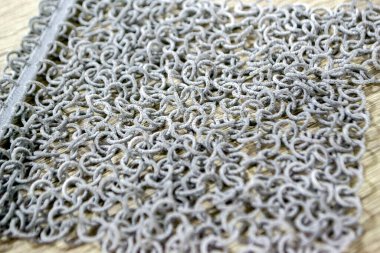 Podyum tozunun 3D yazıcısında yakın plan çekilmiş bir nesne. Termoplastik gri renkten üç boyutlu model. Hızlı prototip, baskı ürünleri. İlerici modern katkı teknolojisi