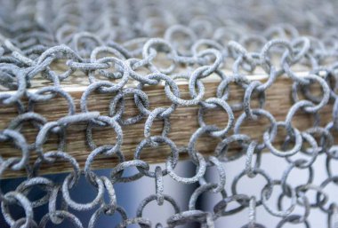 Podyum tozunun 3D yazıcısında yakın plan çekilmiş bir nesne. Termoplastik gri renkten üç boyutlu model. Hızlı prototip, baskı ürünleri. İlerici modern katkı teknolojisi