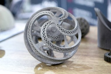 Podyum tozunun 3D yazıcısında yakın plan çekilmiş bir nesne. Termoplastik gri renkten üç boyutlu model. Hızlı prototip, baskı ürünleri. İlerici modern katkı teknolojisi