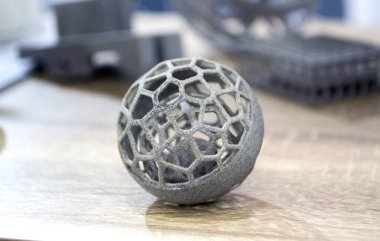 Podyum tozunun 3D yazıcısında yakın plan çekilmiş bir nesne. Termoplastik gri renkten üç boyutlu model. Hızlı prototip, baskı ürünleri. İlerici modern katkı teknolojisi