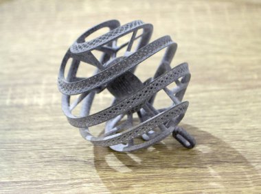 Podyum tozunun 3D yazıcısında yakın plan çekilmiş bir nesne. Termoplastik gri renkten üç boyutlu model. Hızlı prototip, baskı ürünleri. İlerici modern katkı teknolojisi