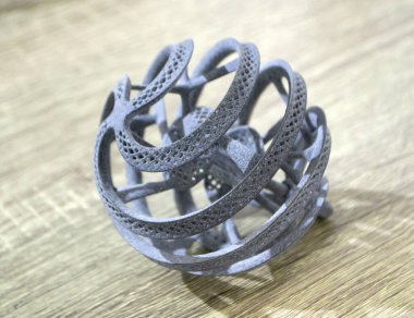 Podyum tozunun 3D yazıcısında yakın plan çekilmiş bir nesne. Termoplastik gri renkten üç boyutlu model. Hızlı prototip, baskı ürünleri. İlerici modern katkı teknolojisi