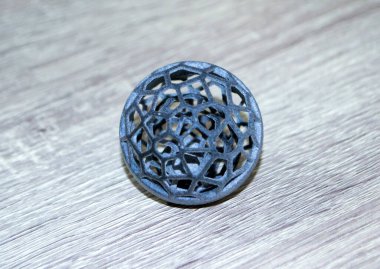 Podyum tozunun 3D yazıcısında yakın plan çekilmiş bir nesne. Termoplastik gri renkten üç boyutlu model. Hızlı prototip, baskı ürünleri. İlerici modern katkı teknolojisi