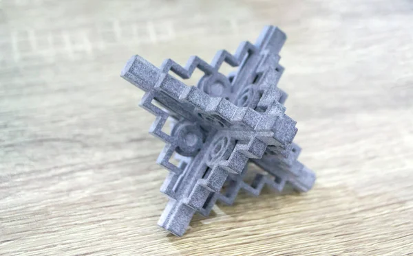 Podyum tozunun 3D yazıcısında yakın plan çekilmiş bir nesne. Termoplastik gri renkten üç boyutlu model. Hızlı prototip, baskı ürünleri. İlerici modern katkı teknolojisi