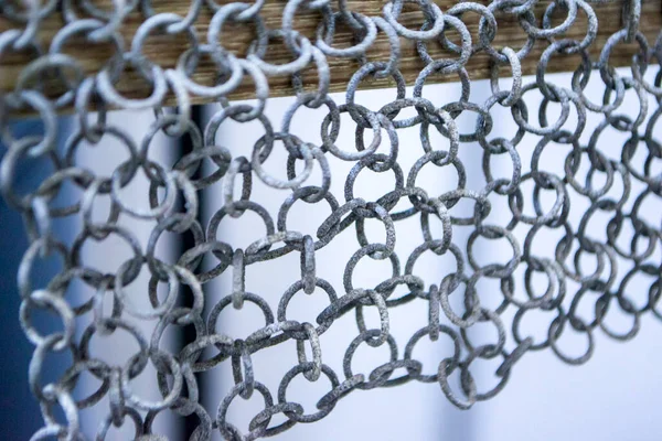 Podyum tozunun 3D yazıcısında yakın plan çekilmiş bir nesne. Termoplastik gri renkten üç boyutlu model. Hızlı prototip, baskı ürünleri. İlerici modern katkı teknolojisi