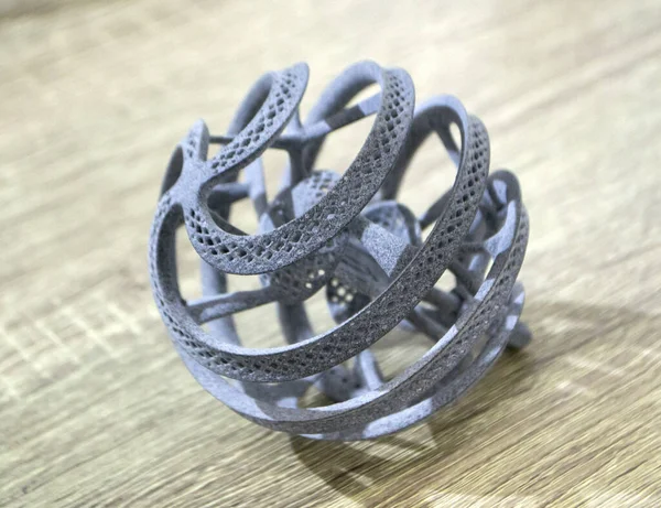 对象打印在粉末3D打印机上的聚酰胺粉末特写 热塑性灰色三维模型 快速原型 印刷产品 渐进的现代加法技术 — 图库照片