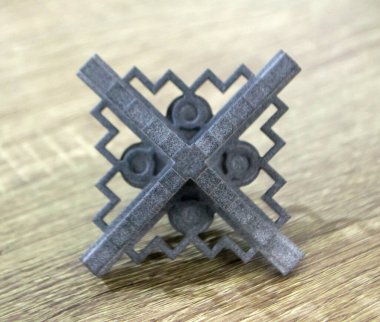 Podyum tozunun 3D yazıcısında yakın plan çekilmiş bir nesne. Termoplastik gri renkten üç boyutlu model. Hızlı prototip, baskı ürünleri. İlerici modern katkı teknolojisi