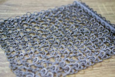 Podyum tozunun 3D yazıcısında yakın plan çekilmiş bir nesne. Termoplastik gri renkten üç boyutlu model. Hızlı prototip, baskı ürünleri. İlerici modern katkı teknolojisi