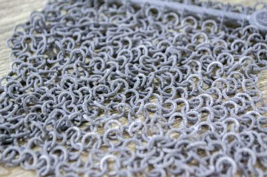 Podyum tozunun 3D yazıcısında yakın plan çekilmiş bir nesne. Termoplastik gri renkten üç boyutlu model. Hızlı prototip, baskı ürünleri. İlerici modern katkı teknolojisi