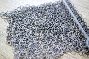 Podyum tozunun 3D yazıcısında yakın plan çekilmiş bir nesne. Termoplastik gri renkten üç boyutlu model. Hızlı prototip, baskı ürünleri. İlerici modern katkı teknolojisi