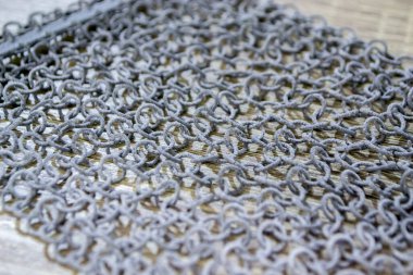 Podyum tozunun 3D yazıcısında yakın plan çekilmiş bir nesne. Termoplastik gri renkten üç boyutlu model. Hızlı prototip, baskı ürünleri. İlerici modern katkı teknolojisi