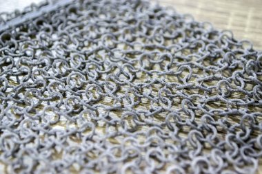 Podyum tozunun 3D yazıcısında yakın plan çekilmiş bir nesne. Termoplastik gri renkten üç boyutlu model. Hızlı prototip, baskı ürünleri. İlerici modern katkı teknolojisi