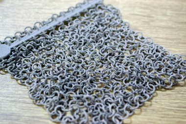 Podyum tozunun 3D yazıcısında yakın plan çekilmiş bir nesne. Termoplastik gri renkten üç boyutlu model. Hızlı prototip, baskı ürünleri. İlerici modern katkı teknolojisi