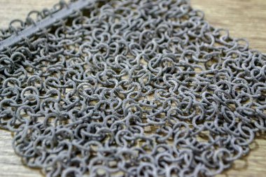 Podyum tozunun 3D yazıcısında yakın plan çekilmiş bir nesne. Termoplastik gri renkten üç boyutlu model. Hızlı prototip, baskı ürünleri. İlerici modern katkı teknolojisi