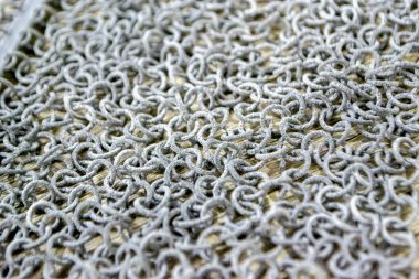 Podyum tozunun 3D yazıcısında yakın plan çekilmiş bir nesne. Termoplastik gri renkten üç boyutlu model. Hızlı prototip, baskı ürünleri. İlerici modern katkı teknolojisi