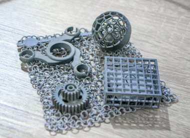 Podyum tozunun 3D yazıcısında yakın plan çekilmiş bir nesne. Termoplastik gri renkten üç boyutlu model. Hızlı prototip, baskı ürünleri. İlerici modern katkı teknolojisi
