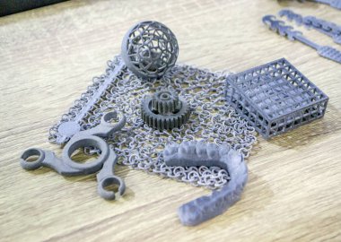Podyum tozunun 3D yazıcısında yakın plan çekilmiş bir nesne. Termoplastik gri renkten üç boyutlu model. Hızlı prototip, baskı ürünleri. İlerici modern katkı teknolojisi