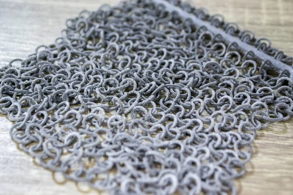 Podyum tozunun 3D yazıcısında yakın plan çekilmiş bir nesne. Termoplastik gri renkten üç boyutlu model. Hızlı prototip, baskı ürünleri. İlerici modern katkı teknolojisi