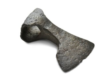 Beyaz arka planda antik metal balta