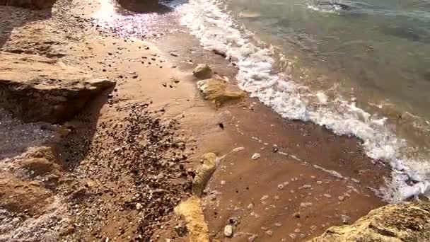 Beyaz köpüklü şeffaf su dalgaları kumların üzerinde akıyor. — Stok video