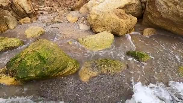 Olas de agua transparente y transparente con espuma blanca recorren la arena — Vídeos de Stock