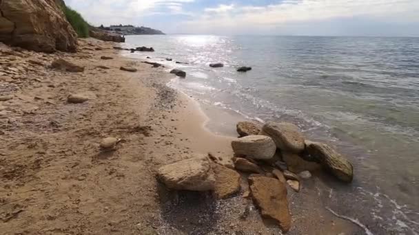 Tiszta, átlátszó víz hullámai, fehér habbal a homokban — Stock videók