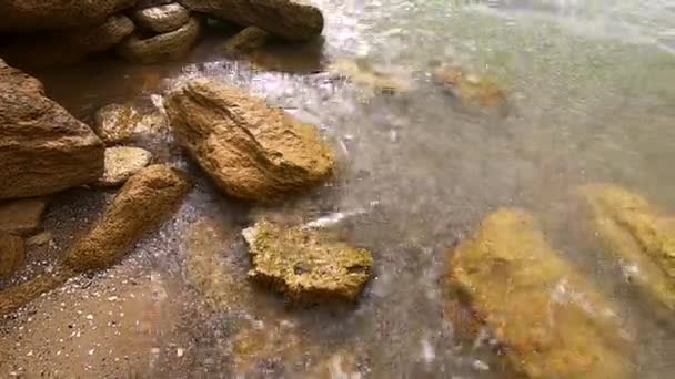 Onde di acqua limpida trasparente con schiuma bianca scorrono sulla sabbia — Video Stock