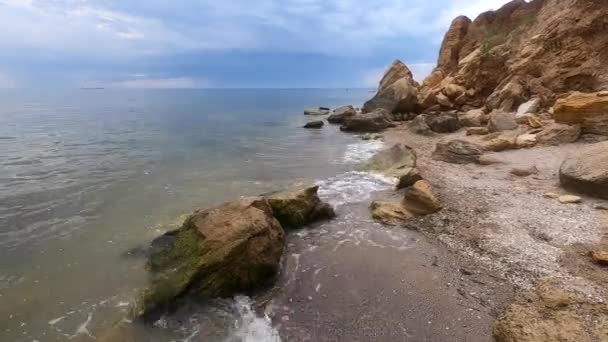 Des vagues d'eau claire transparente avec de la mousse blanche coulent sur le sable — Video